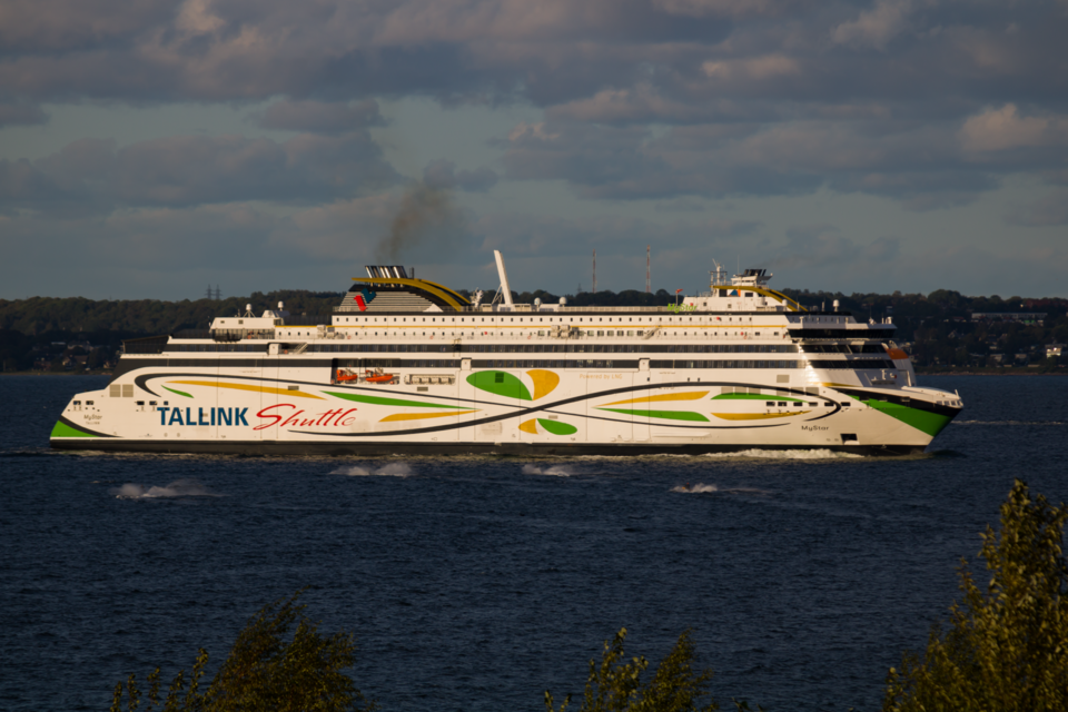 Паром Tallink MyStar прибывает в порт Таллинна